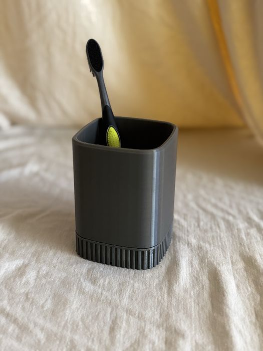 Kubek na szczoteczki z podstawką i odpływem wody – druk 3D