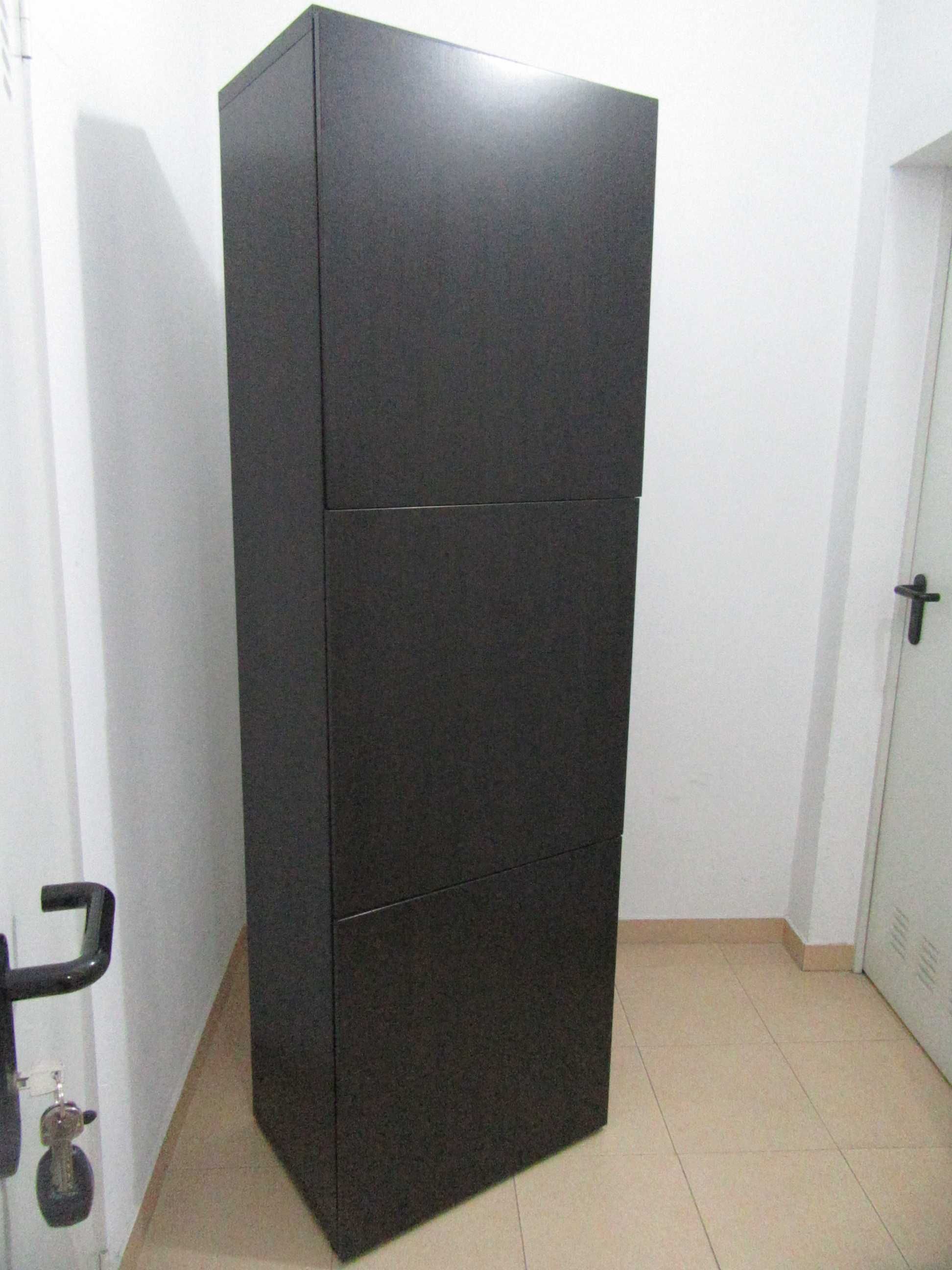 Móvel Estante Besta Ikea com Portas