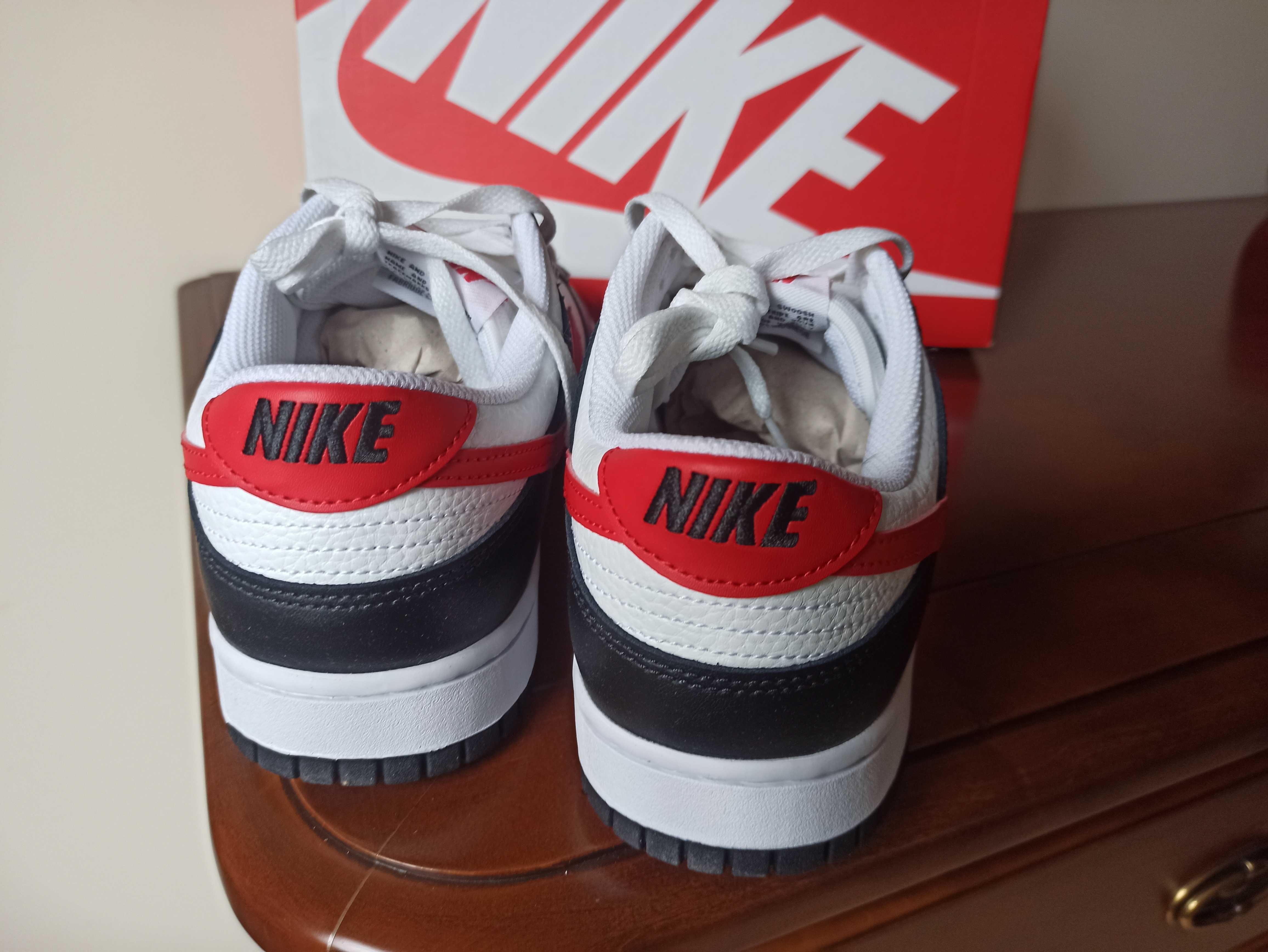 (r. Eur 45 - 29 cm) Nike Dunk Low Retro Red Swoosh Panda FB3354,-001