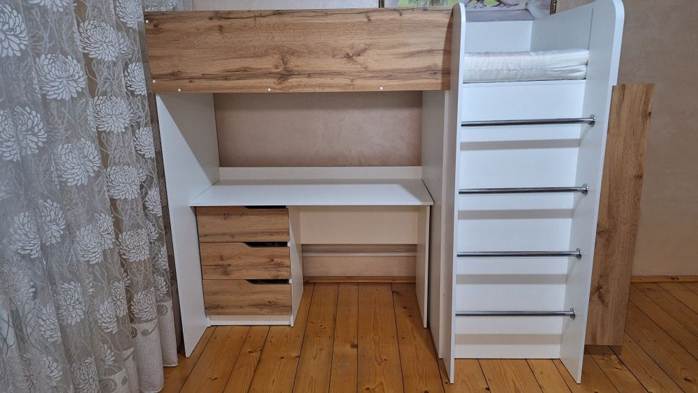Дитяче ліжко горище з робочою зоною