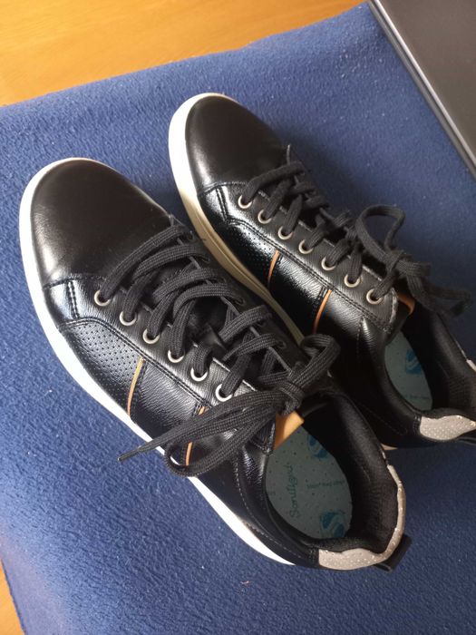 Sapatos / Sapatilhas para uso informal ou clássico.