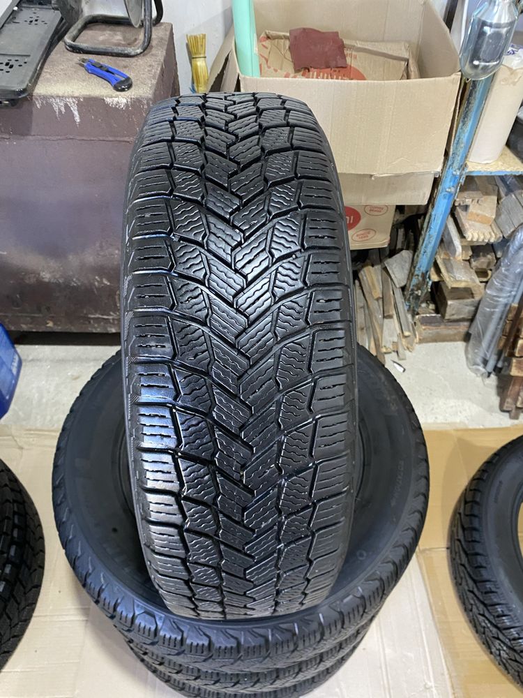 Продам зимние скаты шины 195/65/15 зима