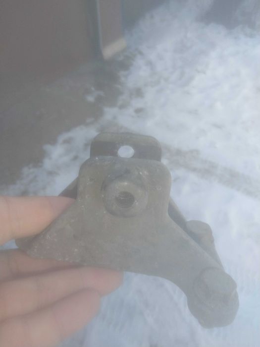 Продам кронштейн верхньої подушки двигуна Опель вектра б