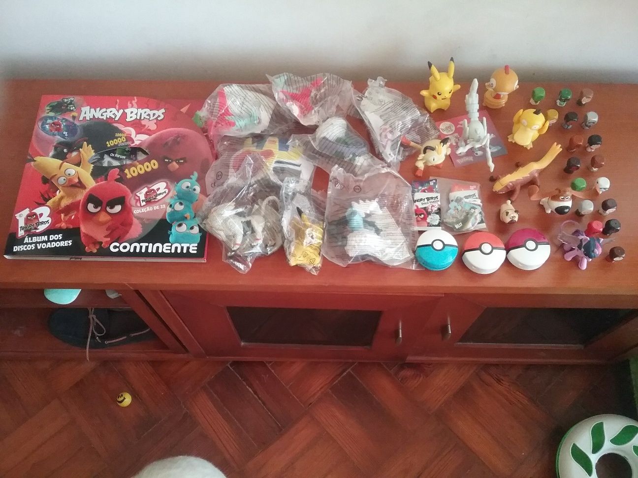 Lote com pokemon, star wars, angry birds