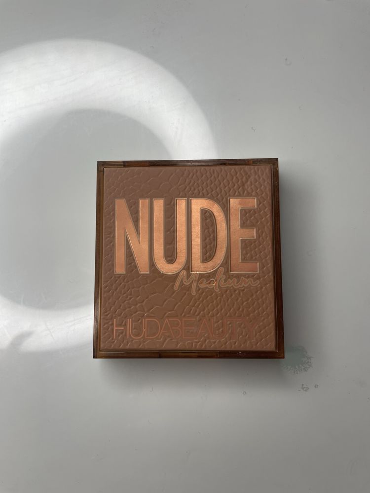Huda beauty- NUDE medium paletka