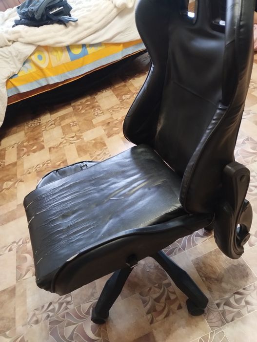 Геймерське комп'ютерне крісло