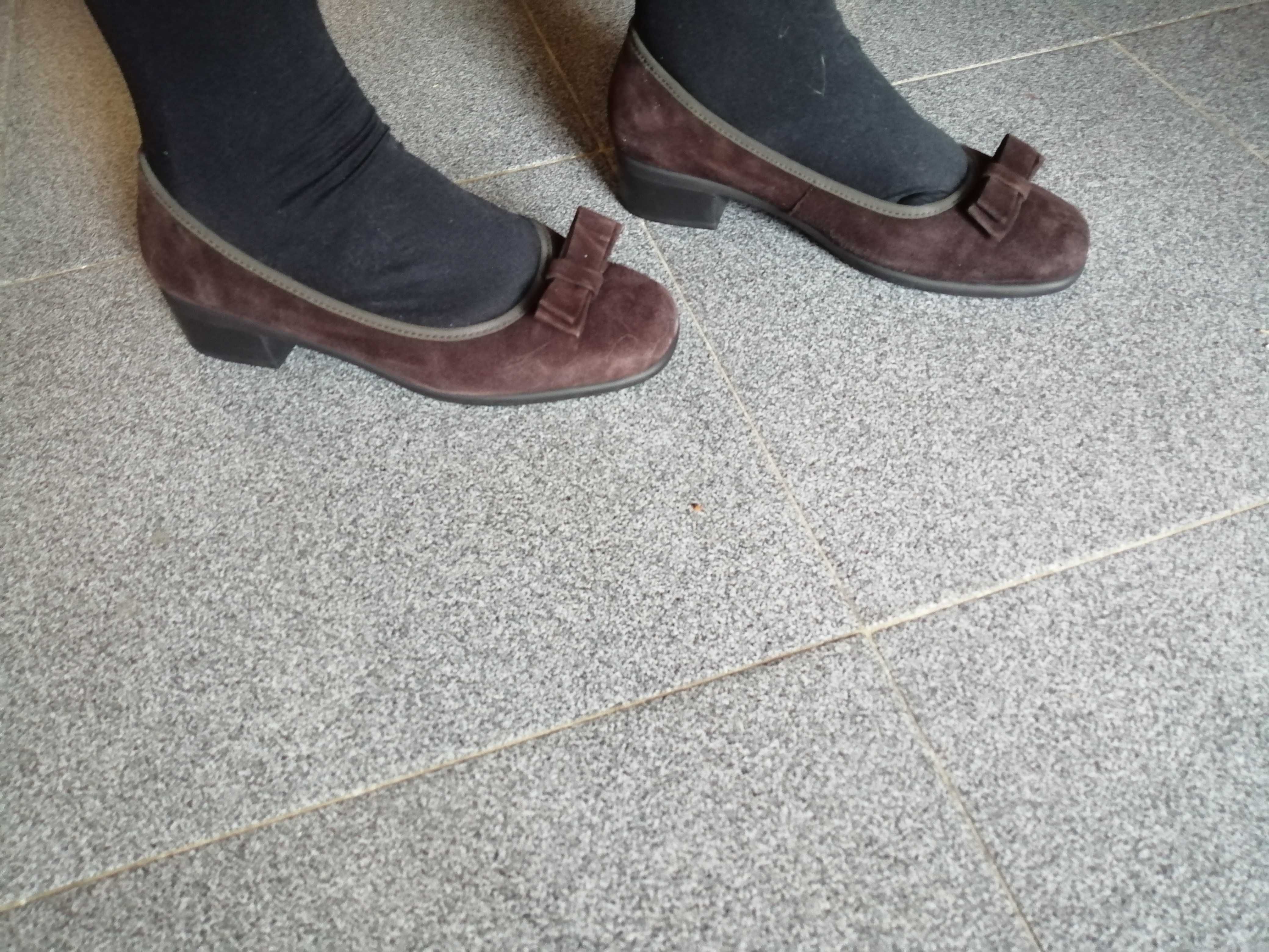 Sapatos de camurça castanhos