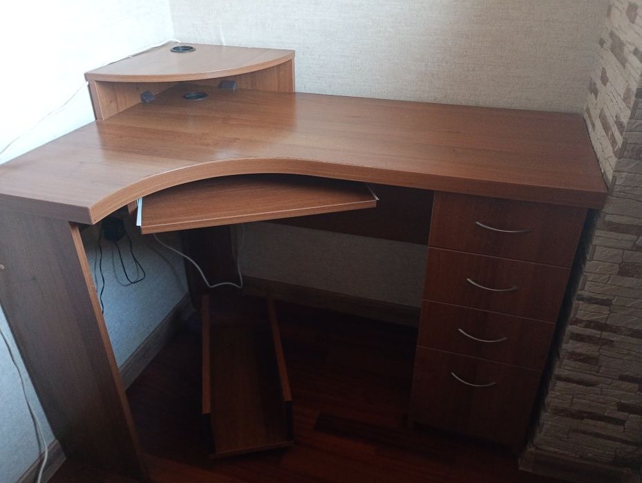 Стіл комп'ютерний