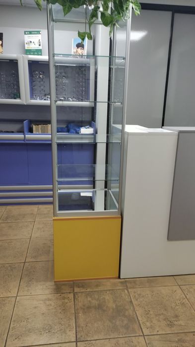 Витрина с тумбой