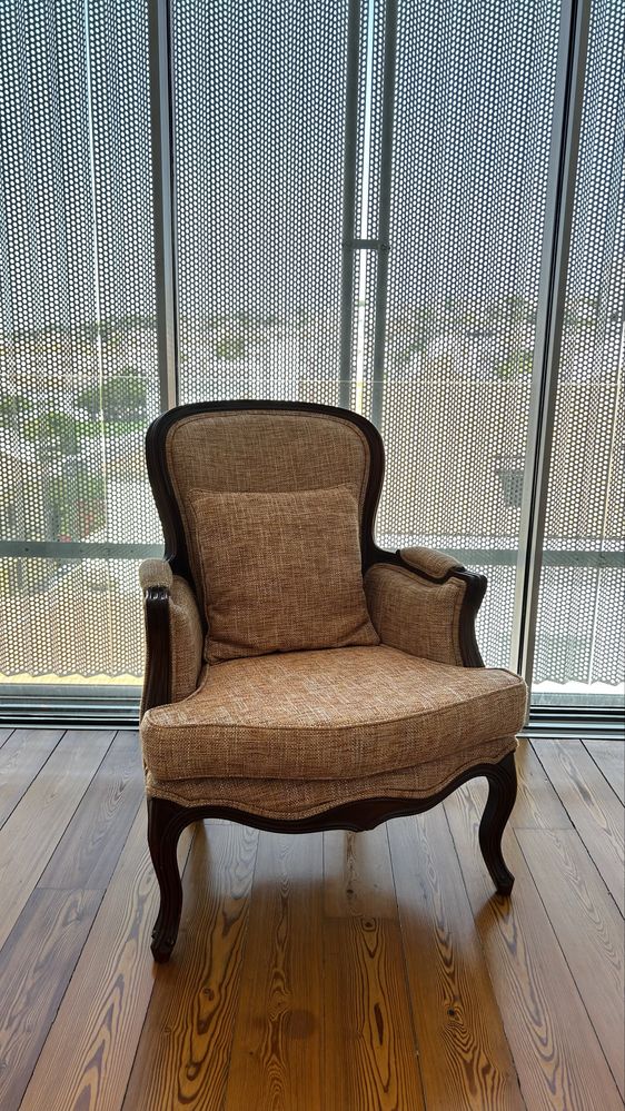 Cadeirão Clássico em Madeira Maciça – Estilo Antigo Louis XV –