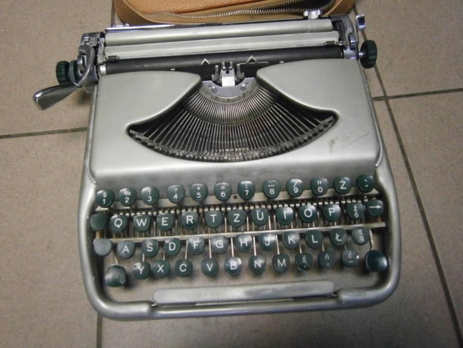 Maszyna do pisania , walizkowa , niemiecka z polską czcionką