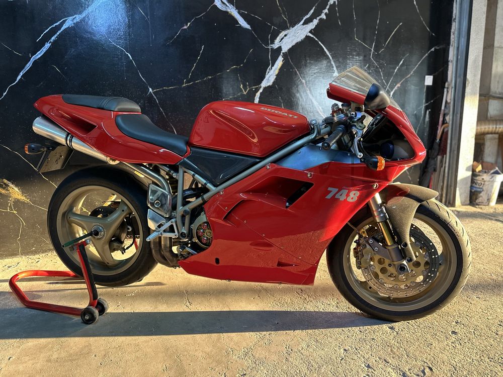 Ducati 748 em bom estado