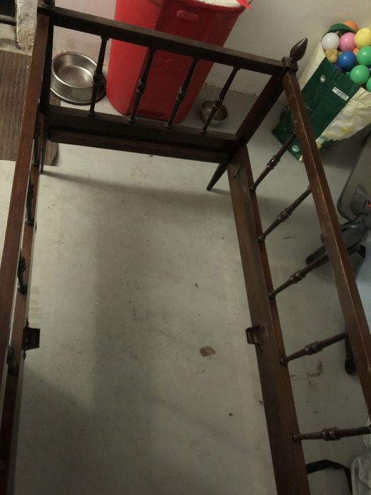 Cama bebe em madeira com estrado