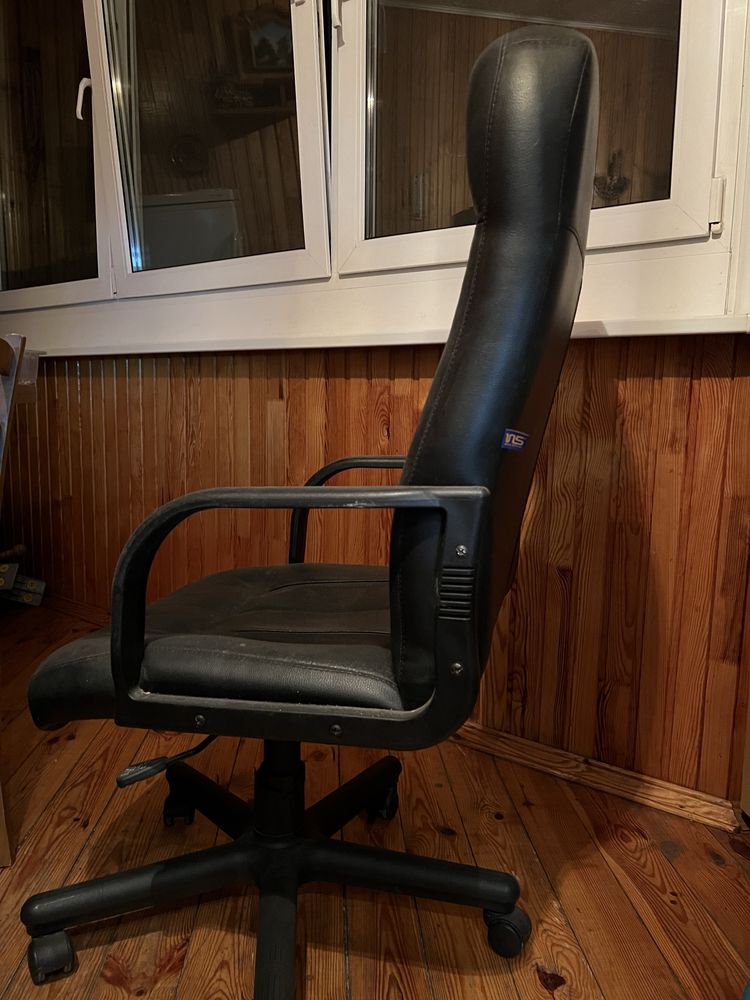 Крісло офісне шкіряне