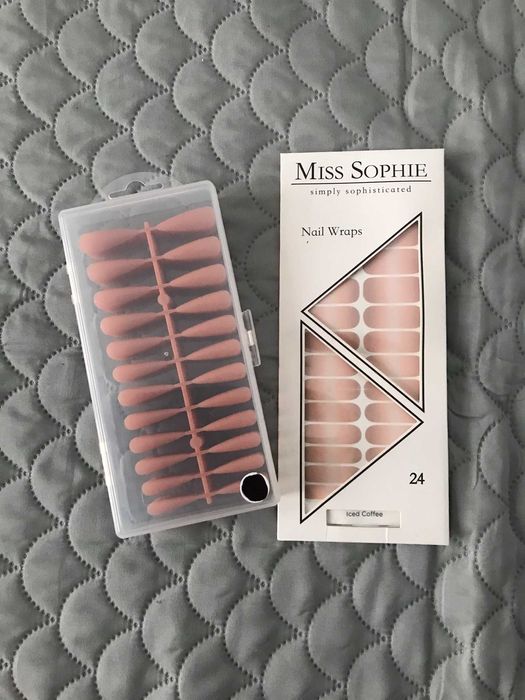 Zestaw paznokcie tipsy, kolor kawy mlecznej z naklejkami.