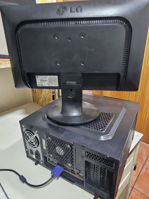 Celeron Desktop PC Tower with 19-inch LG Monitor64284592178690121