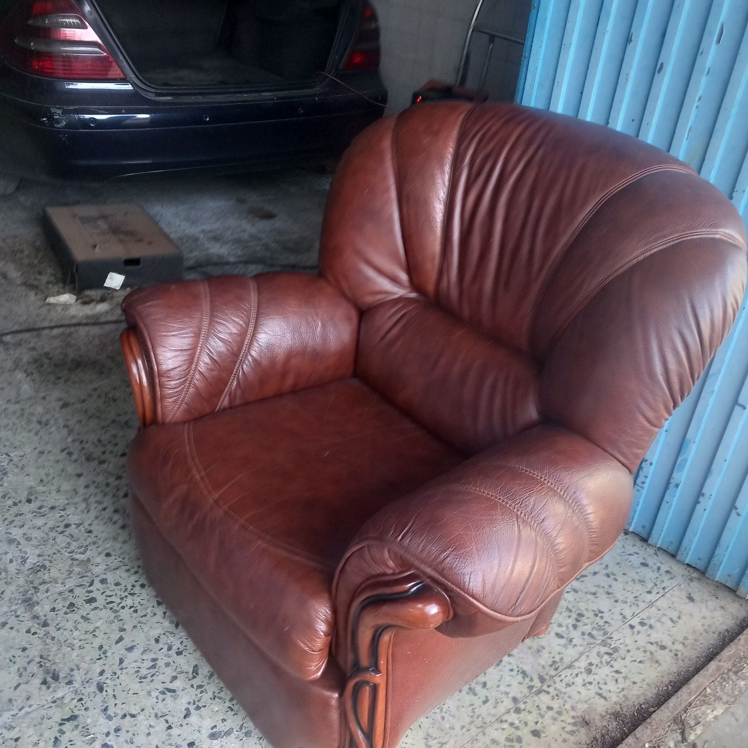 Poltronas/sofás/maples em pele castanhos