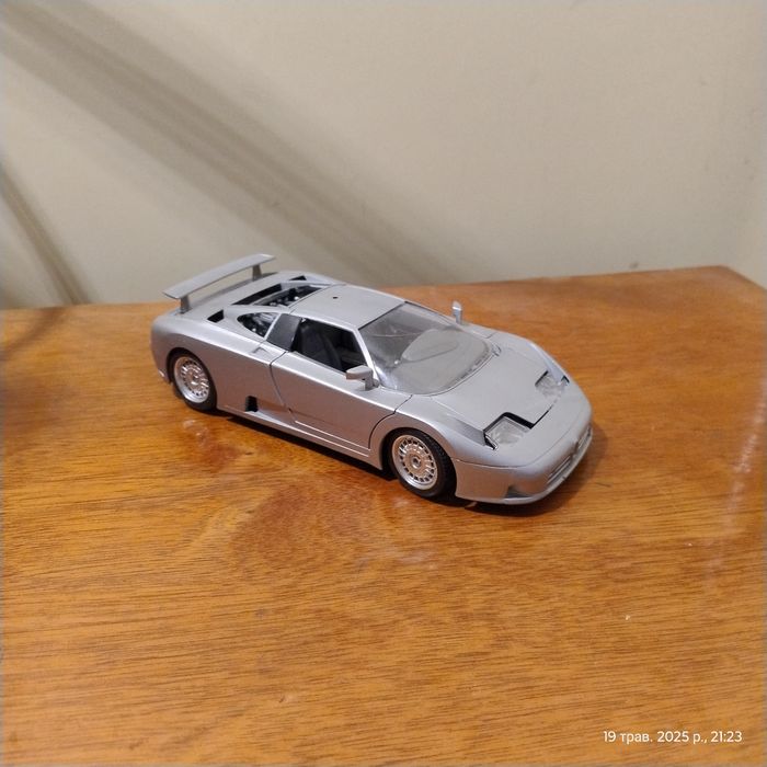 Модель Bugatti Bburago 1 / 18