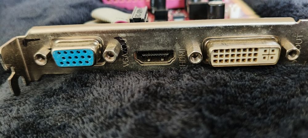 ## GeForce 210 ## 512 MB karta graficzna retro