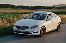 Volvo S60 2.5 T5 R-Design / Nagłośnienie premium / Blis / Podgrzewana kierownica