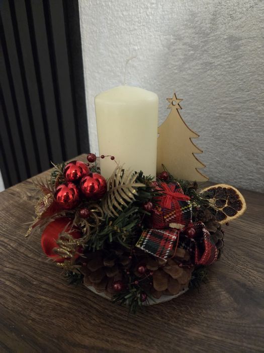 czerwono-złoty stroik świąteczny świeca dekoracja na stół