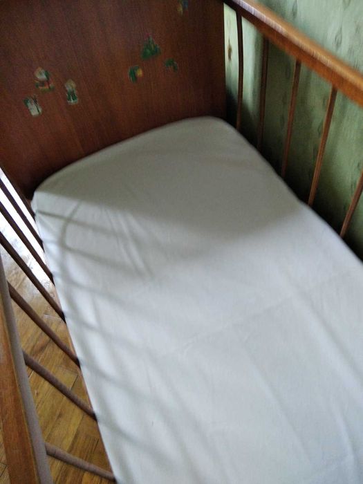 Дерев'яне дитяче ліжечко