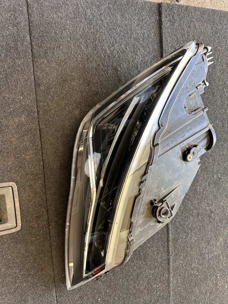 Reflektor prawy leon 5f lift uszkodzony