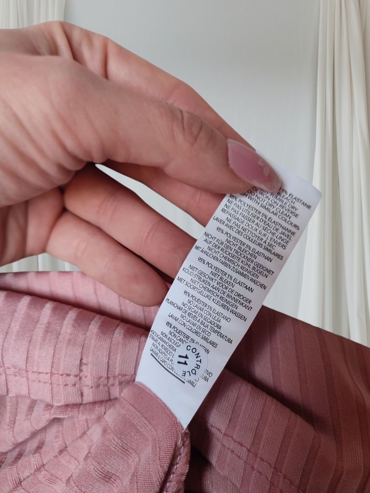 Prążkowany kombinezon damski Boohoo z metką pudrowy róż