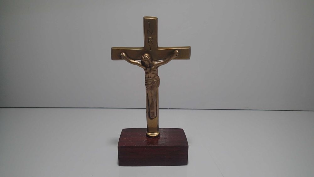 Crucifixo em metal e madeira