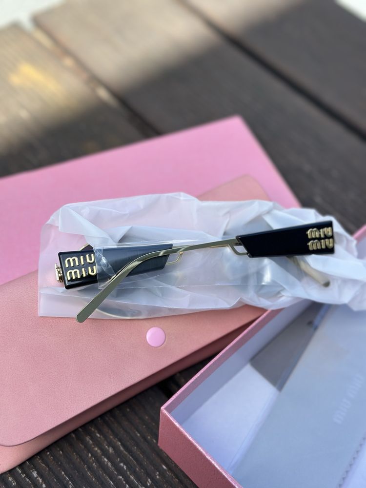 oculos miumiu novos ainda em caixa