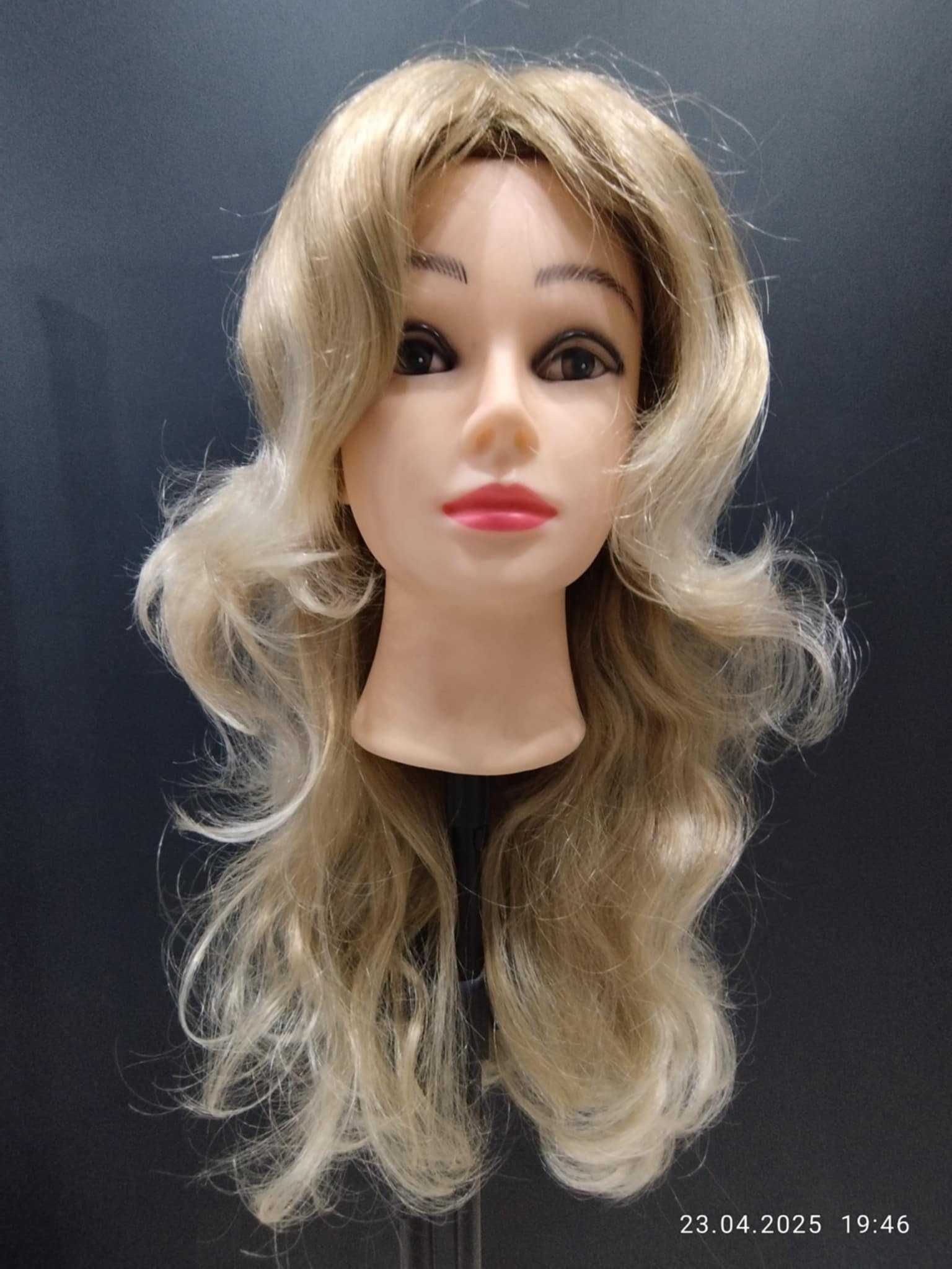 Peruka. Włosy długie cieniowane, delikatnie falowane. Kolor blond.