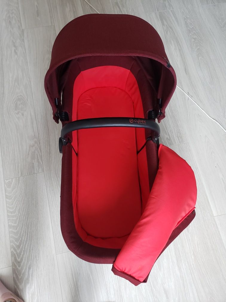 Люлька cybex priam carry cot бордового кольору .