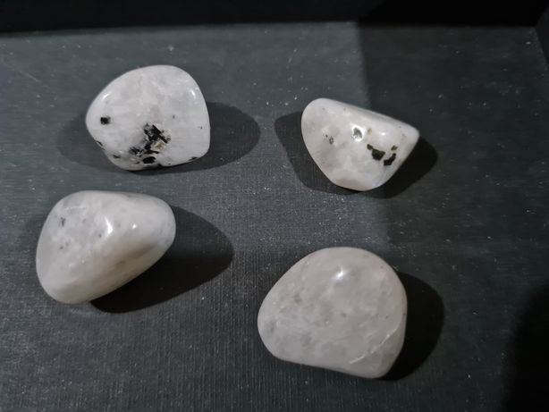 Pedra da lua branca rolada
