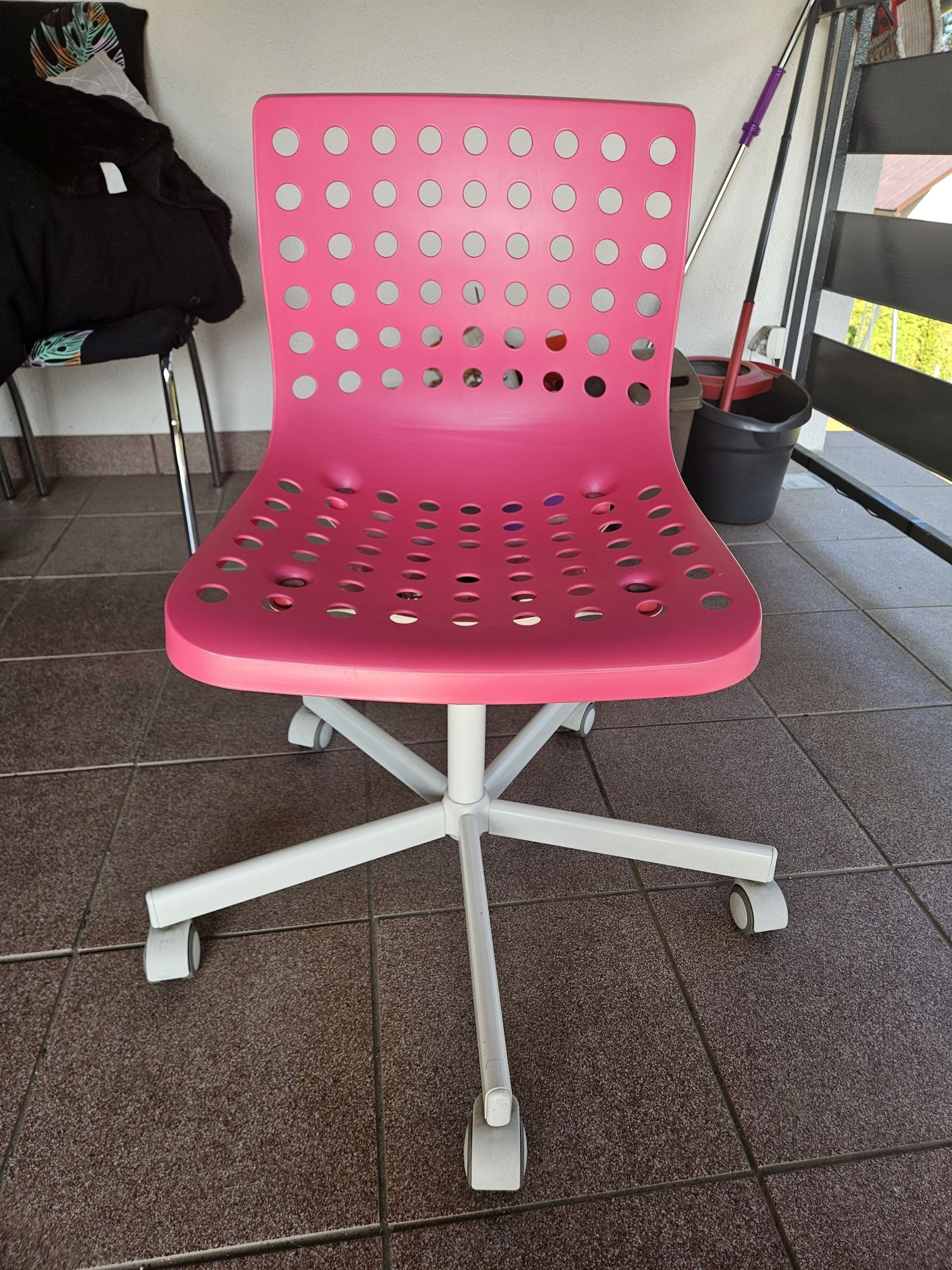 Stołek obrotowy dla dziewczynki ikea