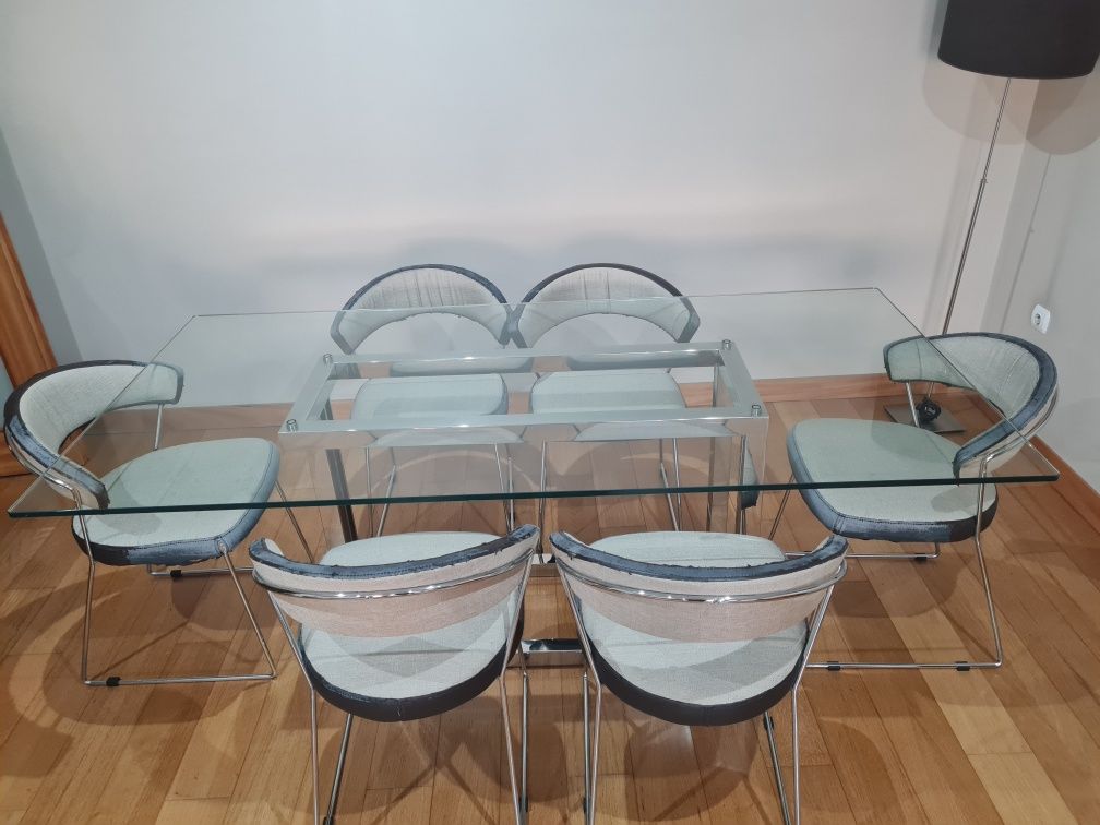 Mesa de jantar de vidro com 6 cadeiras