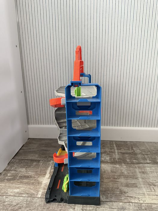 Ігровий набір Hot Wheels Гараж для трюків