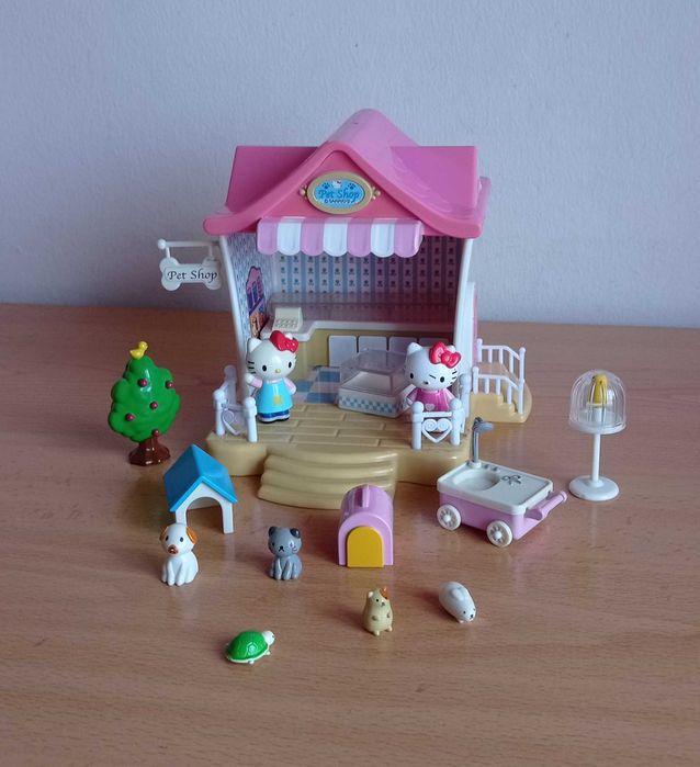Conjuntos da Hello Kitty e bonecas