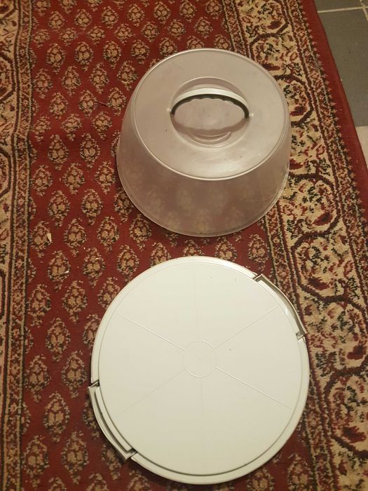 Pojemnik do przenoszenia i ochrony żywnośći np. na dworze