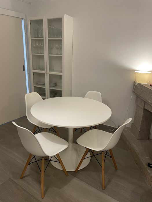 Conjunto de mesa com 6 cadeiras branco