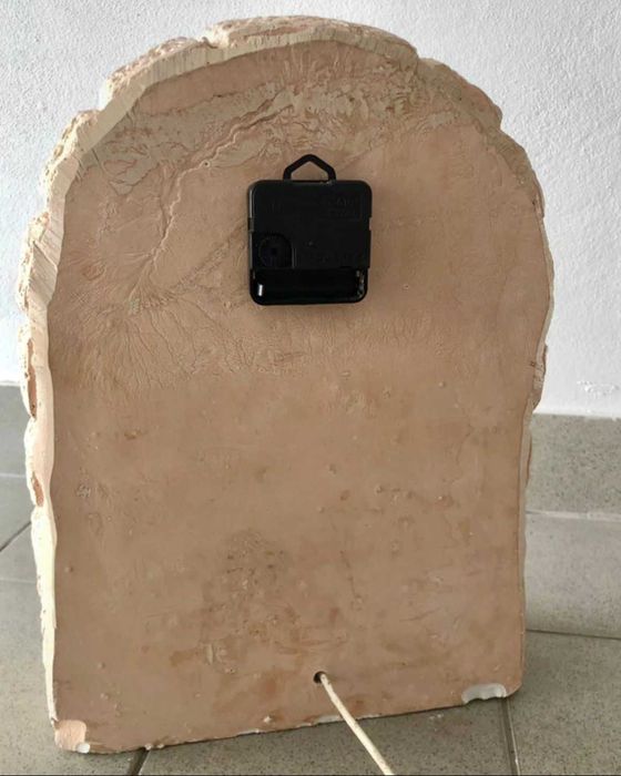 Relógio em pedra c/ luz de presença