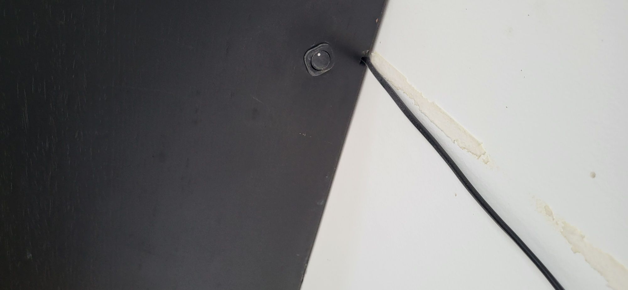 Parteleira com luz embutida com botão encrastrado para acender luz.