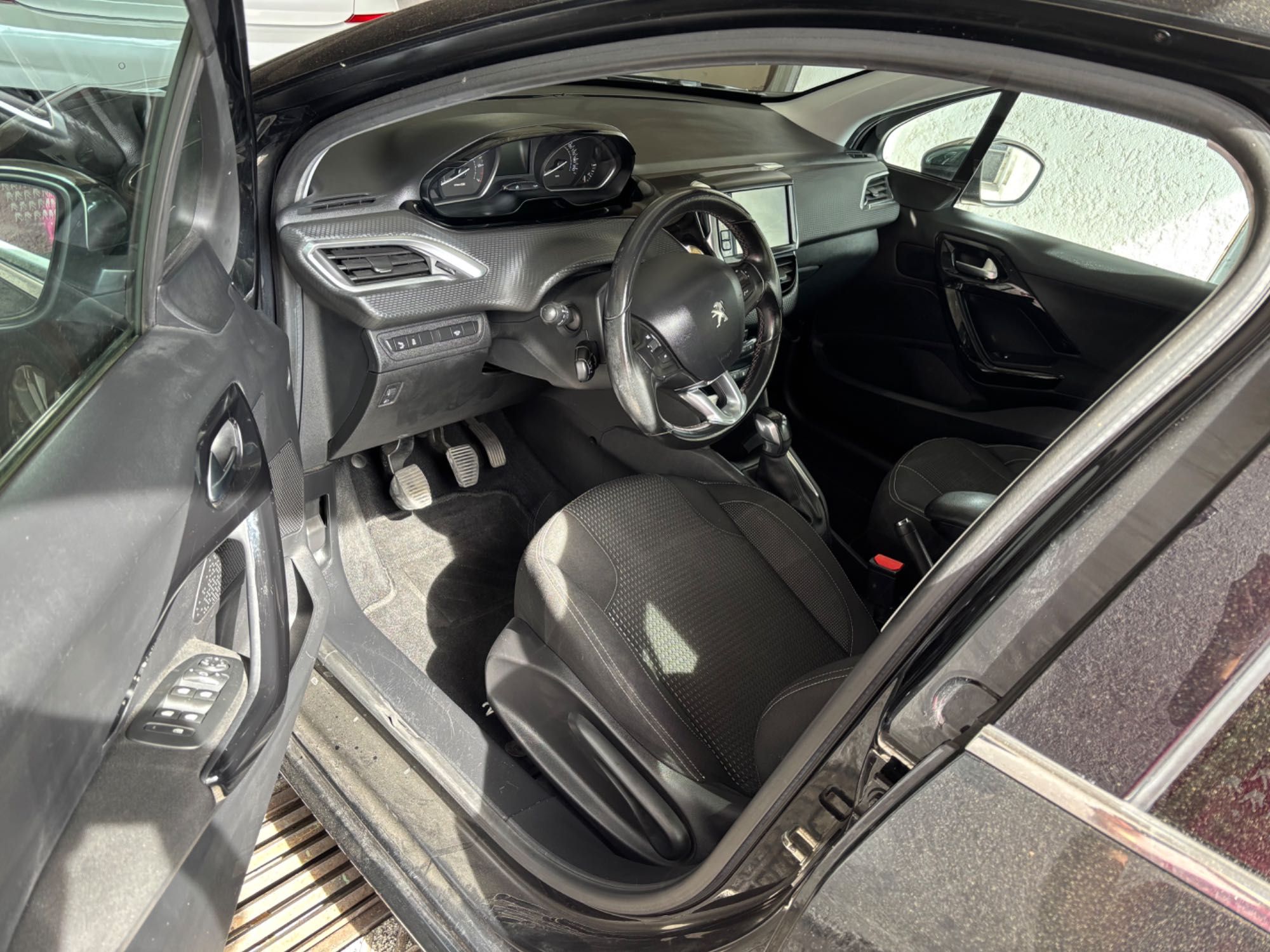 Peugeot 208 puretech allure 2016 1.2 - manual - 131680km - 2 Donos