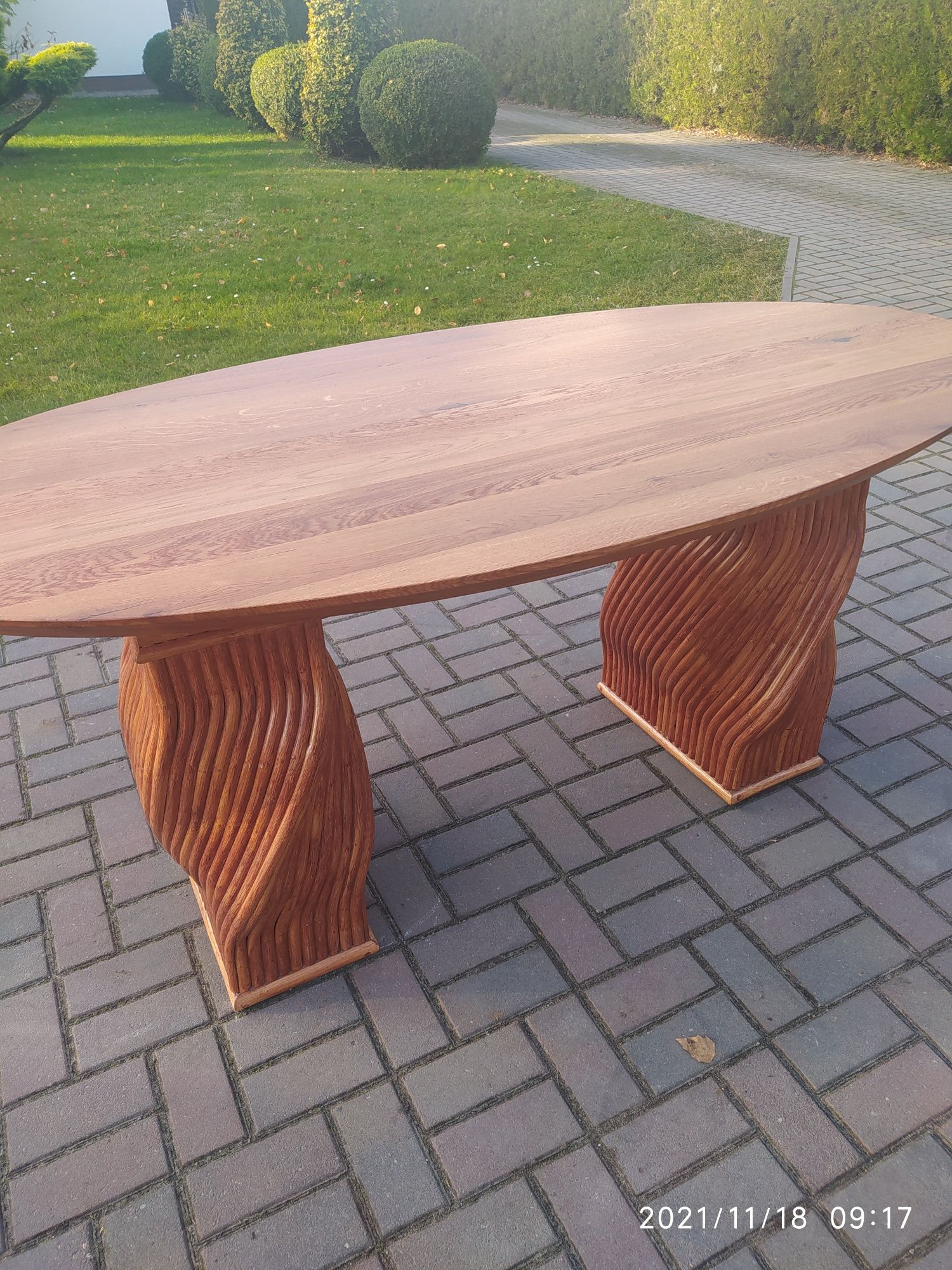 Stół dębowy , blat lite drewno , ciekawe podstawy stołu .