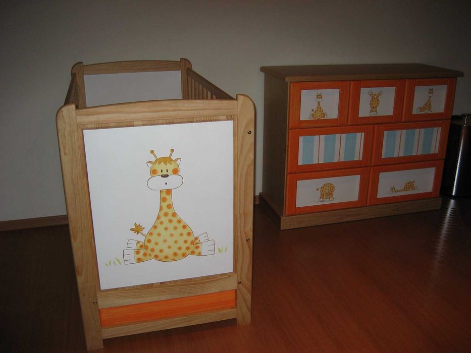 Quarto bebé com berço e cómoda