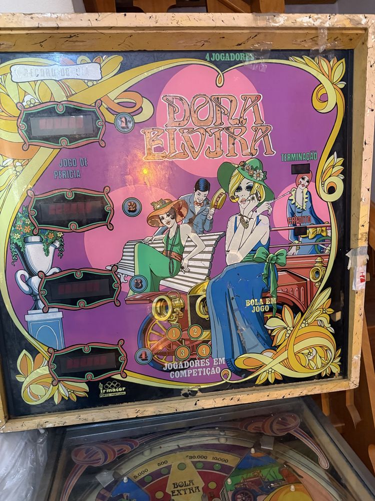 Maquina de Flippers Dona Elvira toda original e em muito bom estado