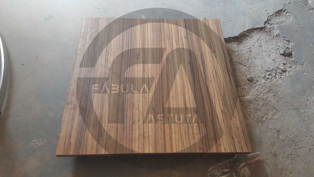 Suporte rodante em madeira com rodizios