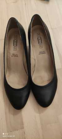Skórzane czarne buty na koturnie rozmiar 38