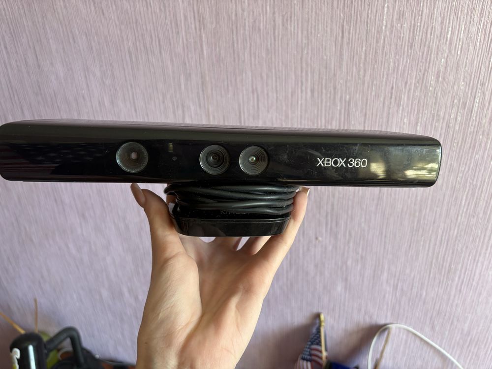 Xbox 360 + Kinect + кермо + 2 геймпади