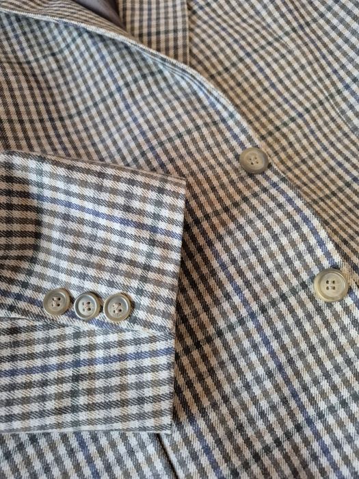 Чоловічий піджак у клітинку