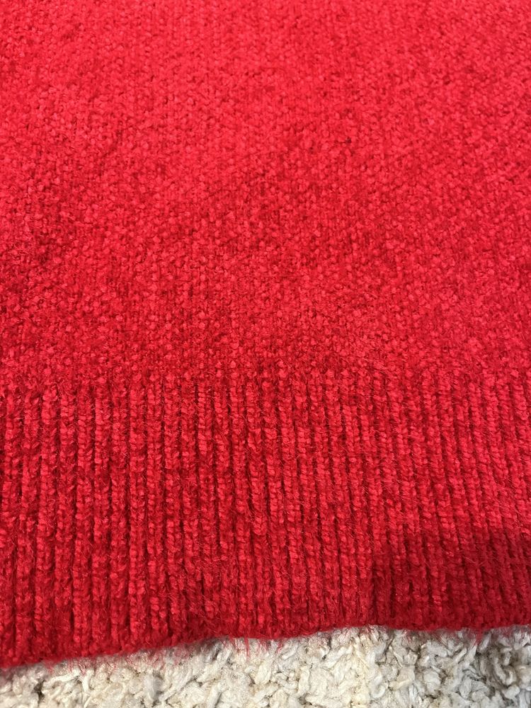 Яркий красный свитер